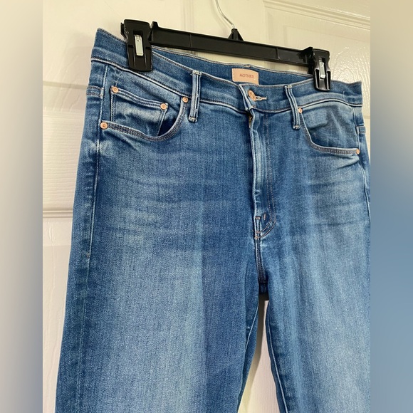 Mother The Weekender Fray Jeans In Groovy Kind of Love Size 30 Flare Medium Wash - Picture 2 of 13